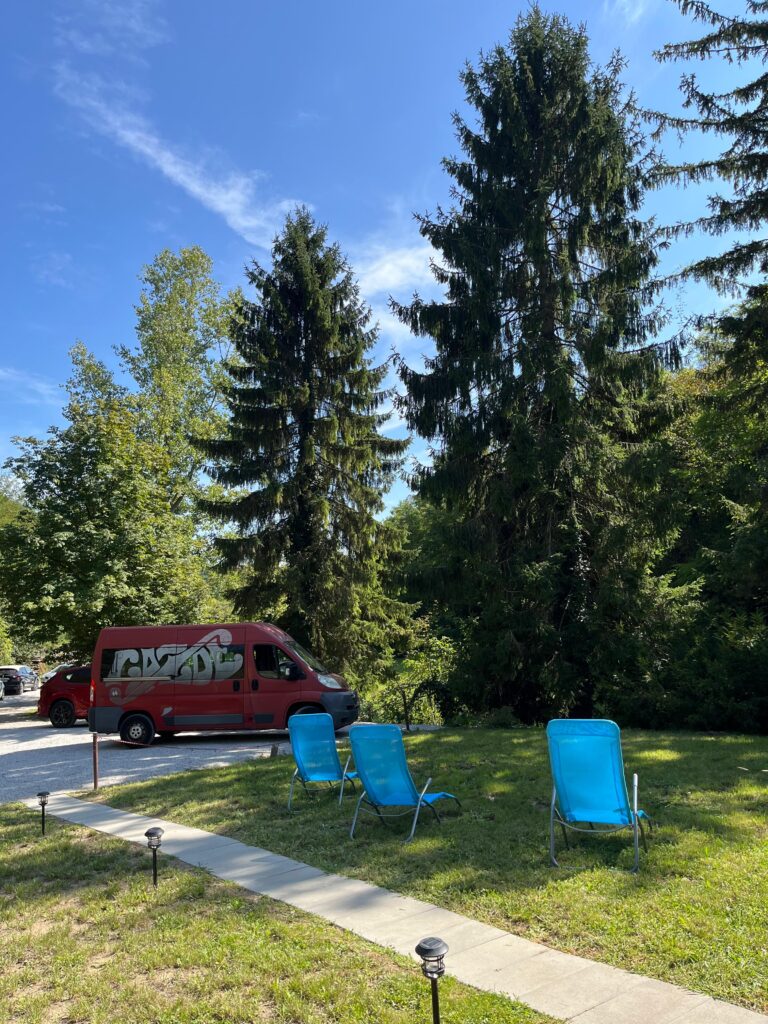 Parking i travnjak - Imanje Kožić